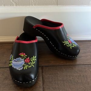 Hanna Andersson Handpainted Leather Clogs, EU 34 (2Y)